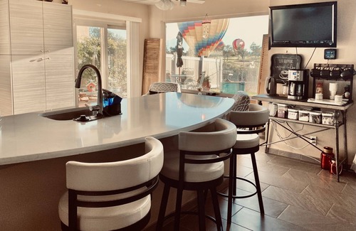 Ladera West House | Golf Course, Mnt Views, Balloons, King & Queen Beds, Veranda, Yard, 3 BD, WI-FI