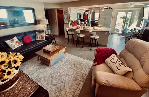 Ladera West House | Golf Course, Mnt Views, Balloons, King & Queen Beds, Veranda, Yard, 3 BD, WI-FI