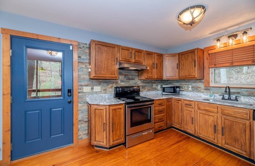 Townsend Cabin | Golf Course-Resort Pool-2 King Suites-Scenic Cabin in Townsend, TN River Tubing-6mi to National Park