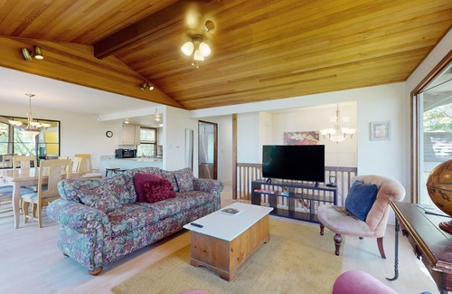 Bainbridge Island House | Golf-course-view house with deck, fireplace, grill, pet friendly - near ferry
