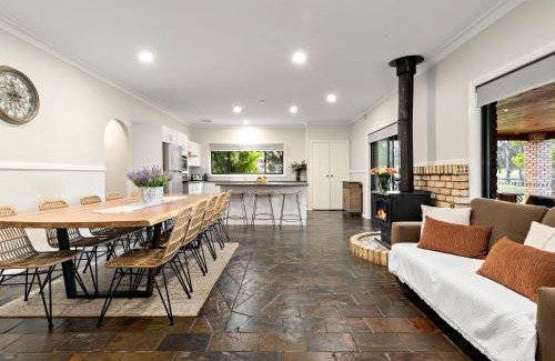 Cessnock House | Golf Course Views at Stonebridge 5mins to Vineyards