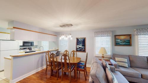 Pawleys Island House | Golf Lover's Haven Modern One-Bedroom Suites