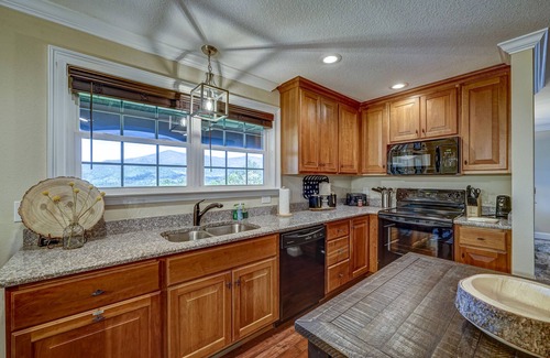 Blairsville Cabin | GOLF Nearby! Amazing View, Hot Tub, Game Room!Theater! 2 living rooms!Sleeps 12