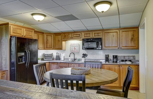 Blairsville Cabin | GOLF Nearby! Amazing View, Hot Tub, Game Room!Theater! 2 living rooms!Sleeps 12