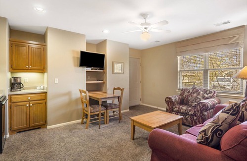 Branson West Condo | Golf Suite in Peaceful, Gated Community close to Silver Dollar City