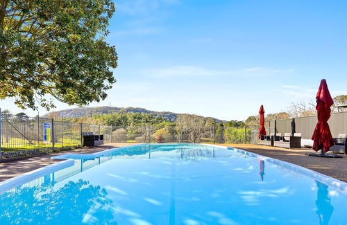 Bowral Apartment | Golf View Villa Bowral - with swimming pool & Tennis court