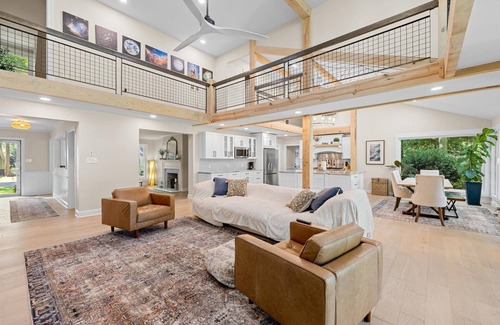 Berlin House | Golfer & Beach Paradise! 5 bedroom home-Ping Pong Table-EV Charger-Wild Horses!