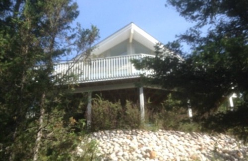 East Kootenay Cottage | Golfers Paradise- Modern Cape Cod Cabin, Family Friendly, Hot Tub, New floors