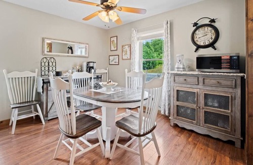 Waynesville House | Golfing~ Hot Tub ~ Fenced Yard ~Stocked Kitchen ~9mi to Park