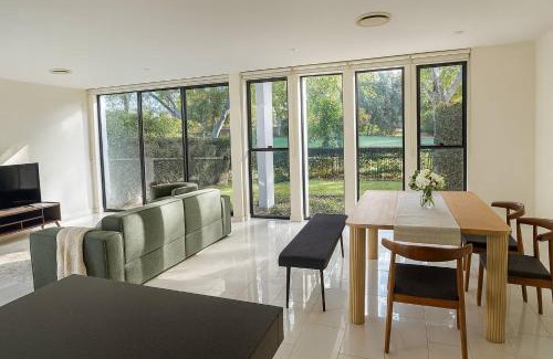 Robina House | Golfside Escape – Stylish 3BR Townhouse in Robina