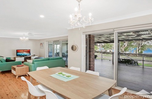Gwandalan House | Gone Fishing - 3 Bedroom House With Lake View