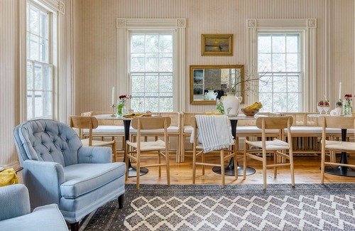 Egremont House | Good Dale Room at Egremont Village Inn by AvantStay | Music, Bar, Farm!