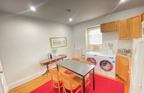 Columbia Heights Apartment | Good Night 2 Queens-1bdrm Metro, 10-min. Ride downtown, White House