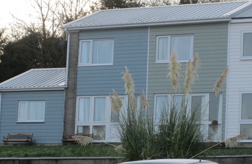 Pembroke Ski Chalet | Good Value Coastal Accommodation in Freshwater Bay Holiday Village