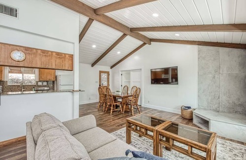 Wishon House | Good Vibes getaway lake views, Marina, private Boat Slip
