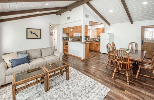 Wishon House | Good Vibes getaway lake views, Marina, private Boat Slip