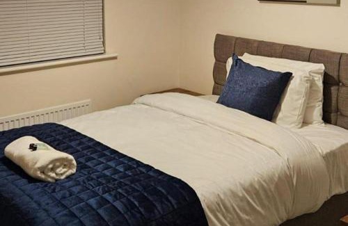 Wolverhampton House | Goodwood Drive Hideaway - 4BR House