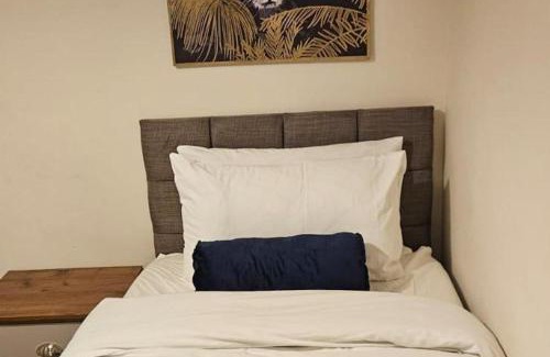Wolverhampton House | Goodwood Drive Hideaway - 4BR House