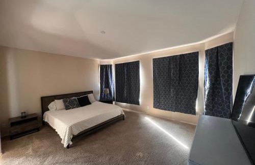 Palm Valley House | Goodyear Cul-De-Sac Master Bedroom