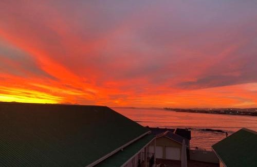 Gordons Bay Central House | Gordon's Beach Lodge