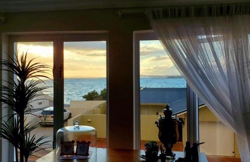 Gordons Bay Central House | Gordon's Beach Lodge