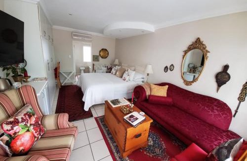 Gordons Bay Central House | Gordon's Beach Lodge