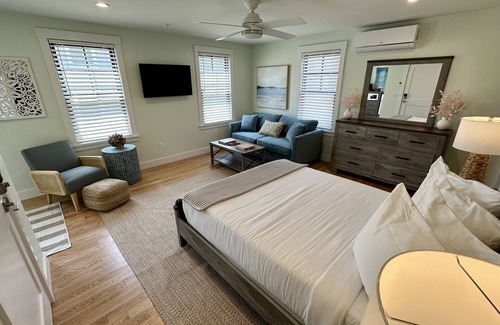 Yachting Village Hotel | Gorgeous 1 Bed/1 Bath/Dog Friendly (Sleeps 4) Newly Renovated with Parking off Thames St.