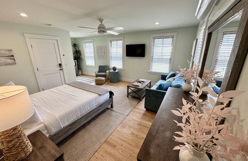 Yachting Village Hotel | Gorgeous 1 Bed/1 Bath/Dog Friendly (Sleeps 4) Newly Renovated with Parking off Thames St.