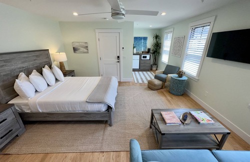 Yachting Village Hotel | Gorgeous 1 Bed/1 Bath/Dog Friendly (Sleeps 4) Newly Renovated with Parking off Thames St.