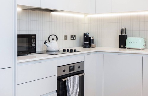 Tottenham Hale Apartment | Gorgeous 1BR w/balcony, 2min Tottenham Hale Tube