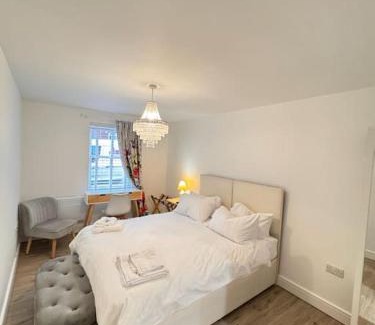 Sefton Park Apartment | Gorgeous 2 bed apartment with free parking near, Sefton Park, Palm House, Lark Lane, Liverpool and Everton football clubs