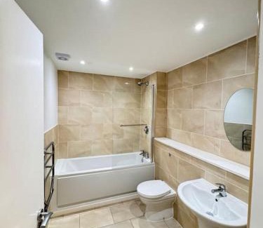 Sefton Park Apartment | Gorgeous 2 bed apartment with free parking near, Sefton Park, Palm House, Lark Lane, Liverpool and Everton football clubs