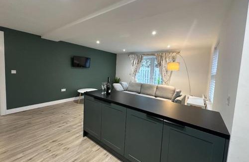 Sefton Park Apartment | Gorgeous 2 bed apartment with free parking near, Sefton Park, Palm House, Lark Lane, Liverpool and Everton football clubs