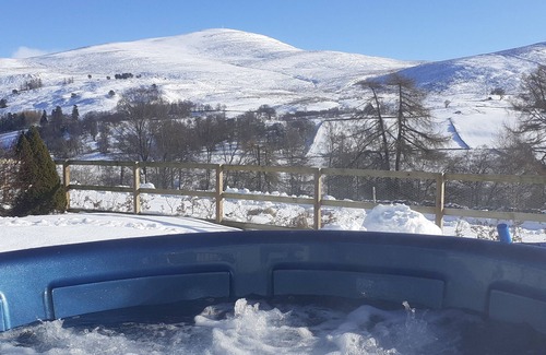 Blairgowrie Cottage | Gorgeous 2 Bed Cottage Near Glenshee. Hot tub, Garden, Child & Pet Friendly