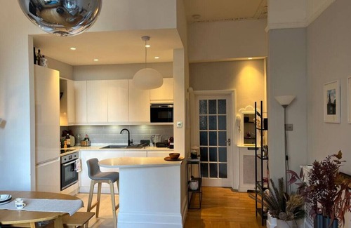 Camden Condo | Gorgeous 2 bedroom flat in charming Swiss Cottage