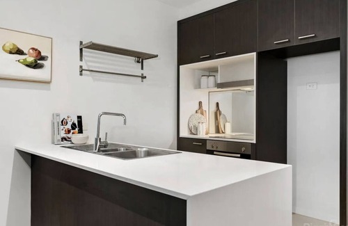 Richmond North Apartment | Gorgeous 2 bedroom apartment in a secure clean building just under a km from mcg