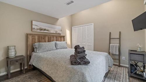 Cameron Wood House | Gorgeous 2 BR near Carowinds - Patio - Pool