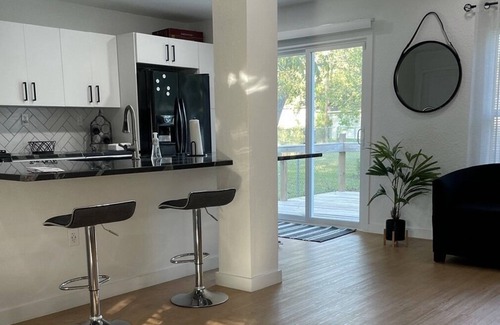 Oak Cliff House | Gorgeous 2 BR Single Family 6 miles From Downtown