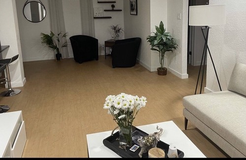 Oak Cliff House | Gorgeous 2 BR Single Family 6 miles From Downtown