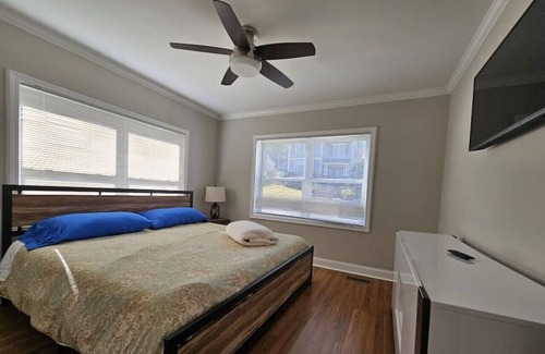 Home Park House | Gorgeous 2BR home with backyard