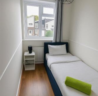 Abbey Wood Apartment | Gorgeous 3 bed House - Free Parking near Elizabeth line