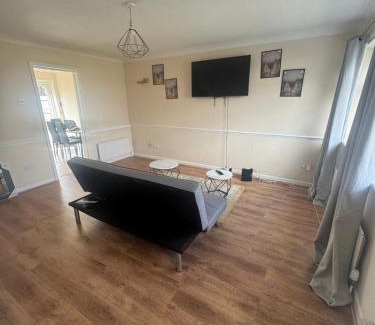 Abbey Wood Apartment | Gorgeous 3 bed House - Free Parking near Elizabeth line