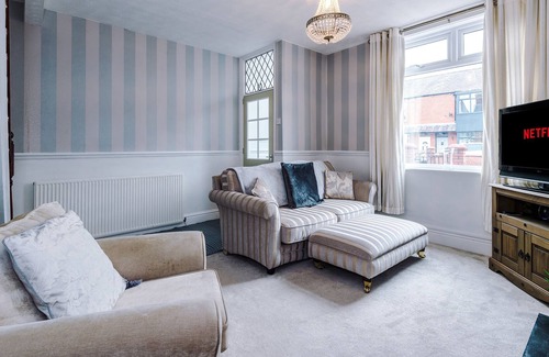 Wigan House | Gorgeous 3 bed terrace, Sleeping 4 people FREE Wi-Fi & parking. Walking distance to Town Centre
