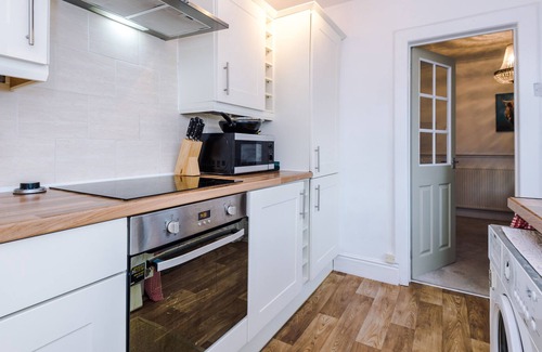 Wigan House | Gorgeous 3 bed terrace, Sleeping 4 people FREE Wi-Fi & parking. Walking distance to Town Centre