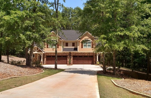 Tyrone House | GORGEOUS 3 BEDROOM TOWNHOME LOCATED ON ESTATE LOT