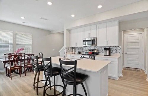 Avon House | Gorgeous 3 Bedroom 2.5 Bath Townhome