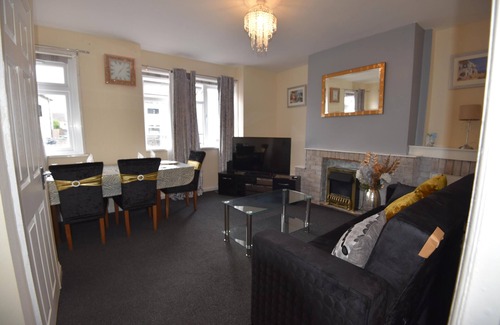 Tremorfa House | Gorgeous 3 Bedroom House Near Cardiff City Center