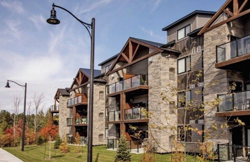 Collingwood Condo | Gorgeous 3br Loft in Blue Mountain - beside the Scandinavian Spa!
