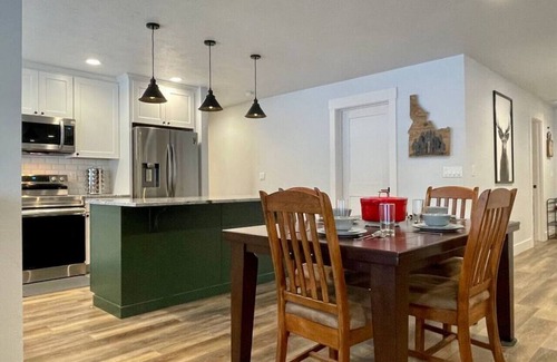 Wagon Wheel Cabin | Gorgeous 4 Bedroom Cabin w/Hot Tub in Donnelly!