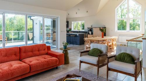South Cerney House | Gorgeous 4 bedroom Cotswolds home with lake view
